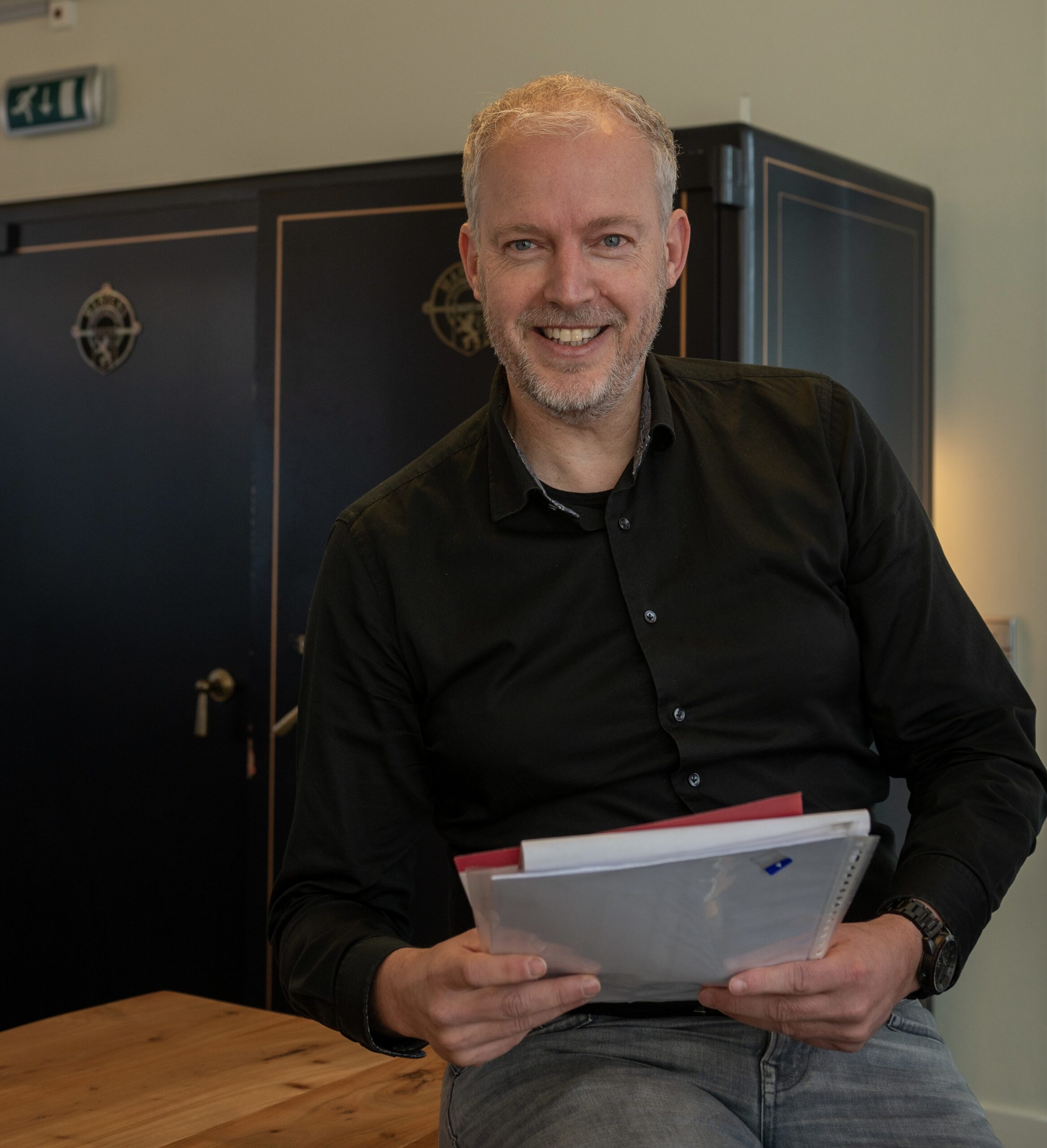Koos Hoekstra met administratie